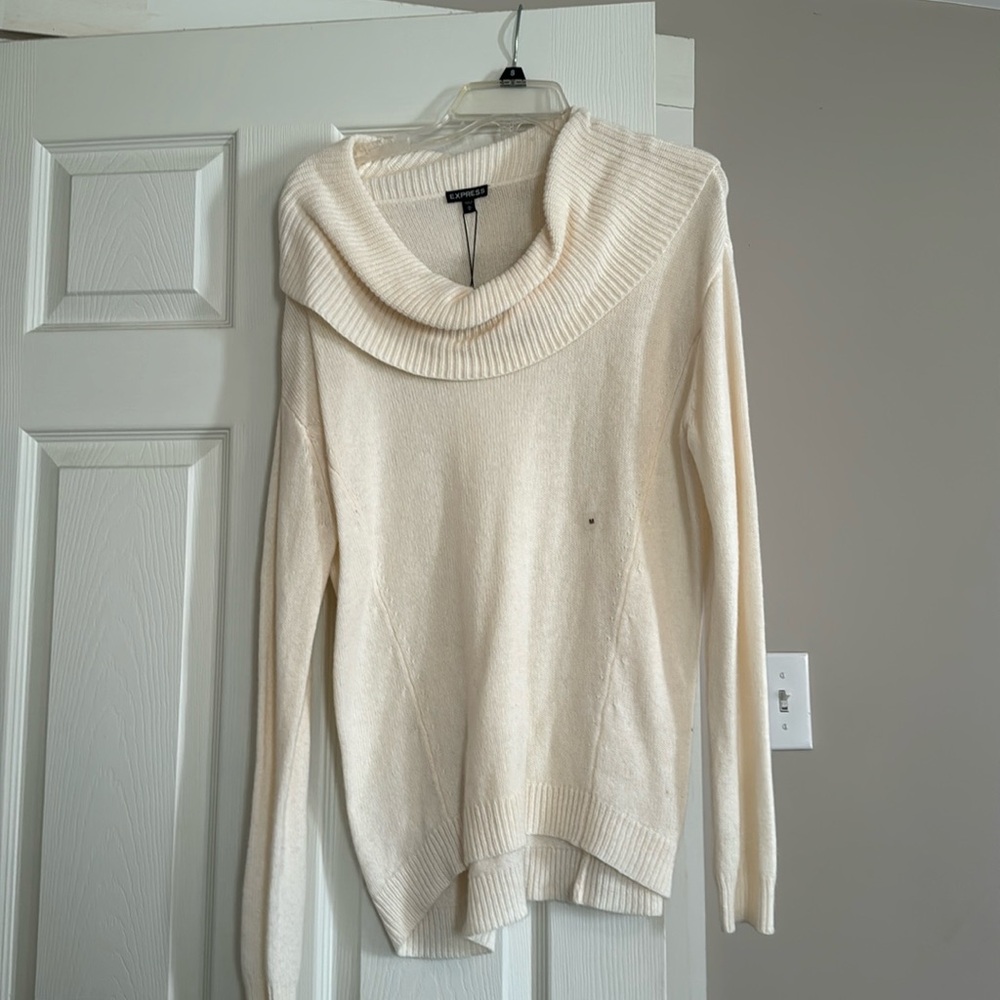 Off white sweater with nice neckline. Tags are still on it.